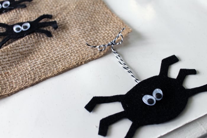 tying spider to table runner