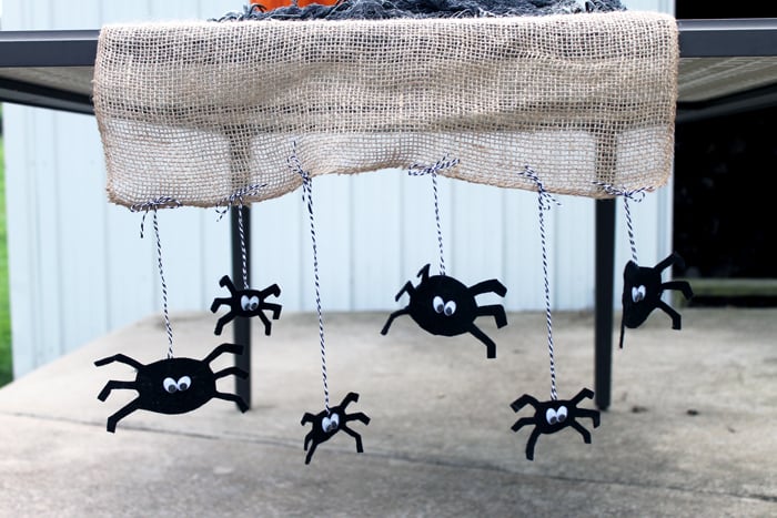 I am in love with this Halloween table runner! Great idea with the burlap and spiders!