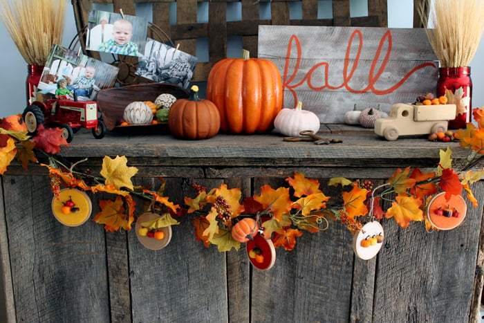 Make this pumpkin hoop fall banner for your fall mantel!