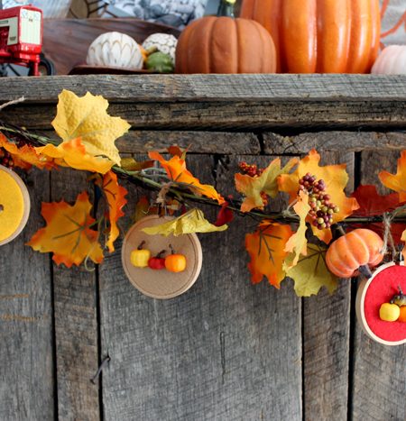 Make this pumpkin hoop fall banner for your fall mantel!