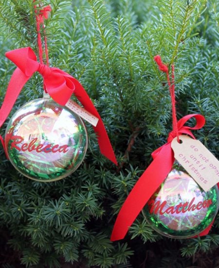 Money Gift DIY Ornament - give the gift of money for Christmas with this cute gift idea!