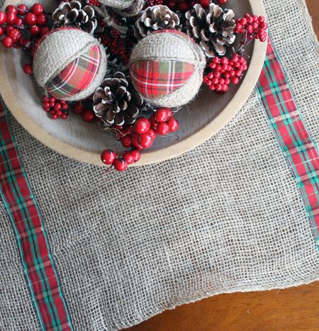 This burlap and plaid table runner is perfect for Christmas! See how to make your own version!