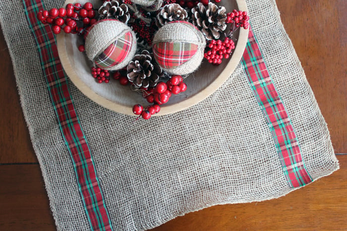 This burlap and plaid table runner is perfect for Christmas! See how to make your own version!