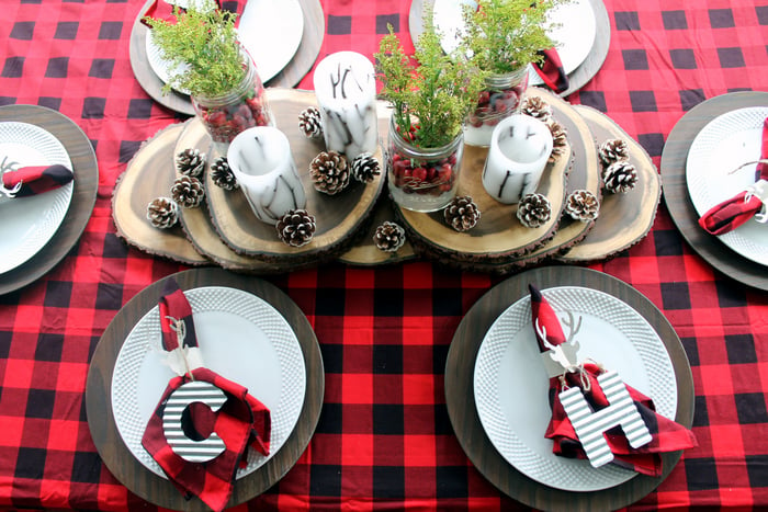 Plaid Christmas Table Ideas - inexpensive ideas to make your table shine! Love that lumberjack plaid!