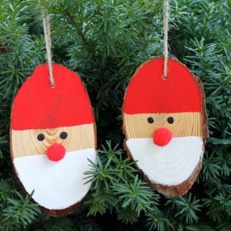 Ornement de Père Noël en tranches de bois pour votre sapin de Noël - une idée d'artisanat de vacances rapide et facile ! Idéal pour bricoler avec les enfants !