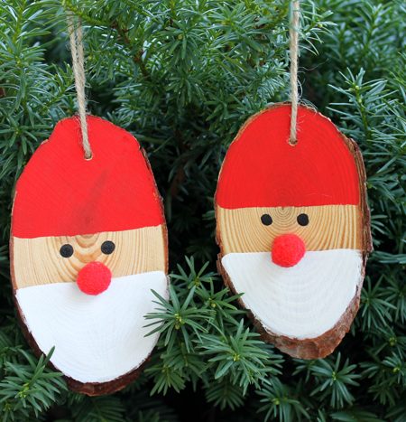 Wood Slice Santa Ornament for your Christmas Tree - a quick and easy holiday craft idea! Perfect for crafting with kids!