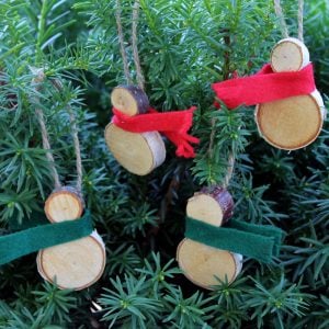 These wood slice snowmen ornaments are easy to make and perfect for your rustic farmhouse Christmas tree!