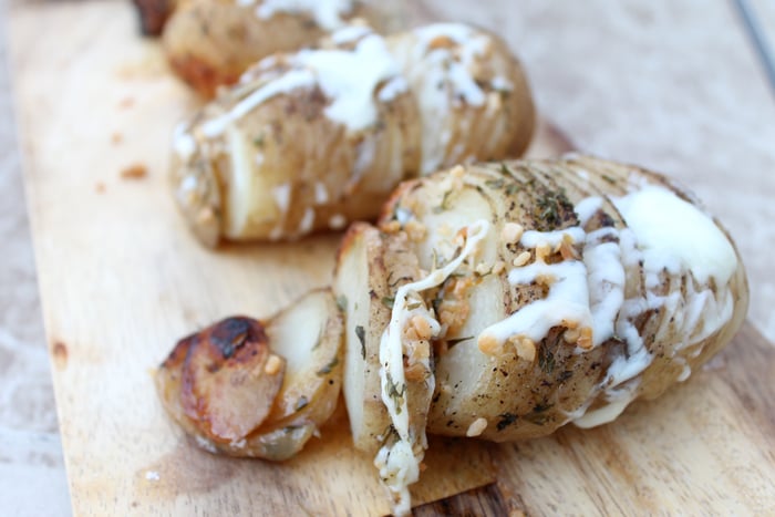 Easy recipe for crock pot hasselback potatoes to make in your slow cooker!