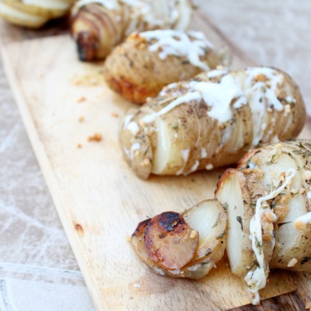 Easy recipe for crock pot hasselback potatoes to make in your slow cooker!