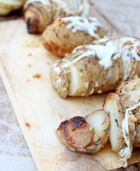 Easy recipe for crock pot hasselback potatoes to make in your slow cooker!