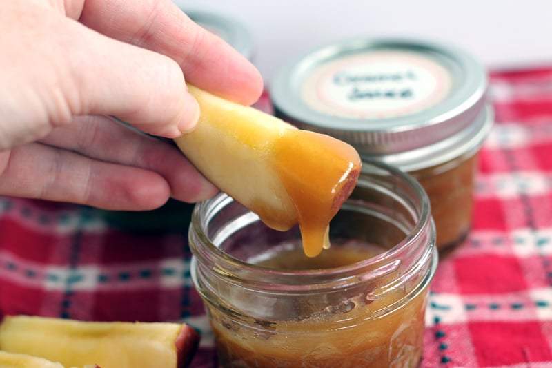 Easy caramel sauce recipe - an easy gift idea for anyone on your list!