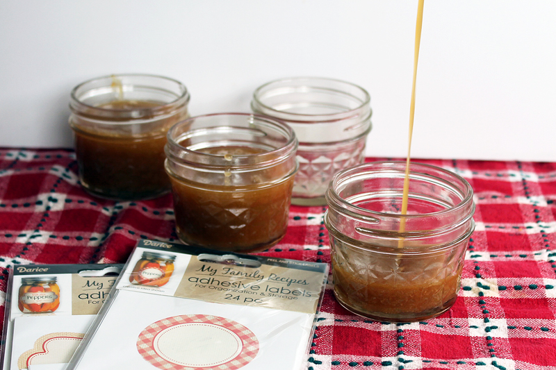 Easy caramel sauce recipe - an easy gift idea for anyone on your list!