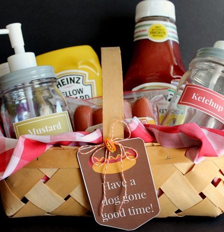 Hot dog lover gift basket idea - with mason jars! Perfect as a gift for those on your list!