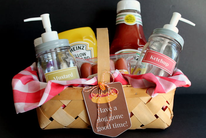 Hot dog lover gift basket idea - with mason jars! Perfect as a gift for those on your list!