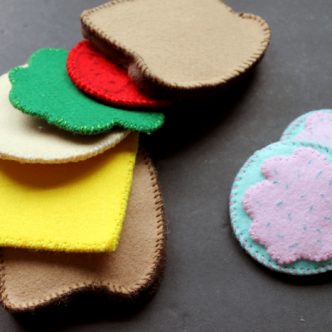 Make your own felt food for the kids in your life! Play food that you can make yourself in minutes!