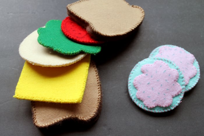 Make your own felt food for the kids in your life! Play food that you can make yourself in minutes!