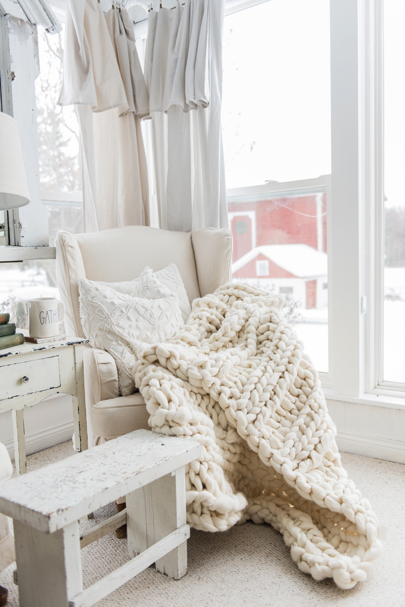 Chunky knit blankets are all the rage in home decor!  Add one to your home by either making it or buying one!  We have the details for both!