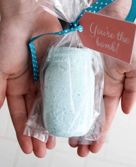 Make this mason jar bath bomb as a cute Mother's Day gift idea! Did you know you can make bath bombs in any shape? See how here!