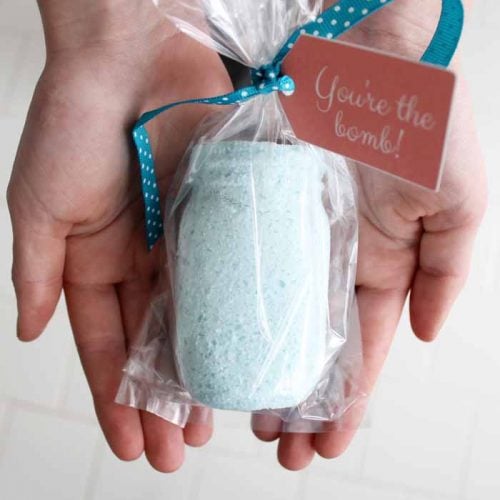 Make this mason jar bath bomb as a cute Mother's Day gift idea! Did you know you can make bath bombs in any shape? See how here!