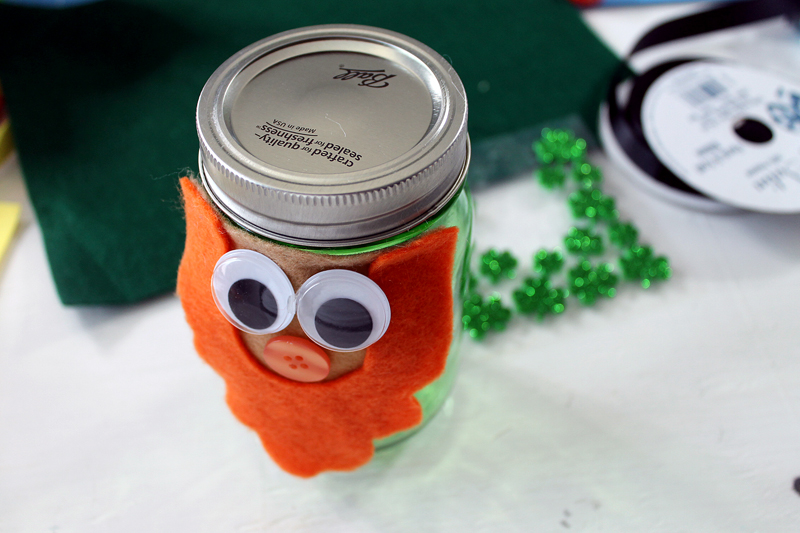 Make this mason jar leprechaun for Saint Patrick's Day! A fun way to give a gift or show your Irish spirit!