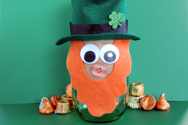 Make this mason jar leprechaun for Saint Patrick's Day! A fun way to give a gift or show your Irish spirit!