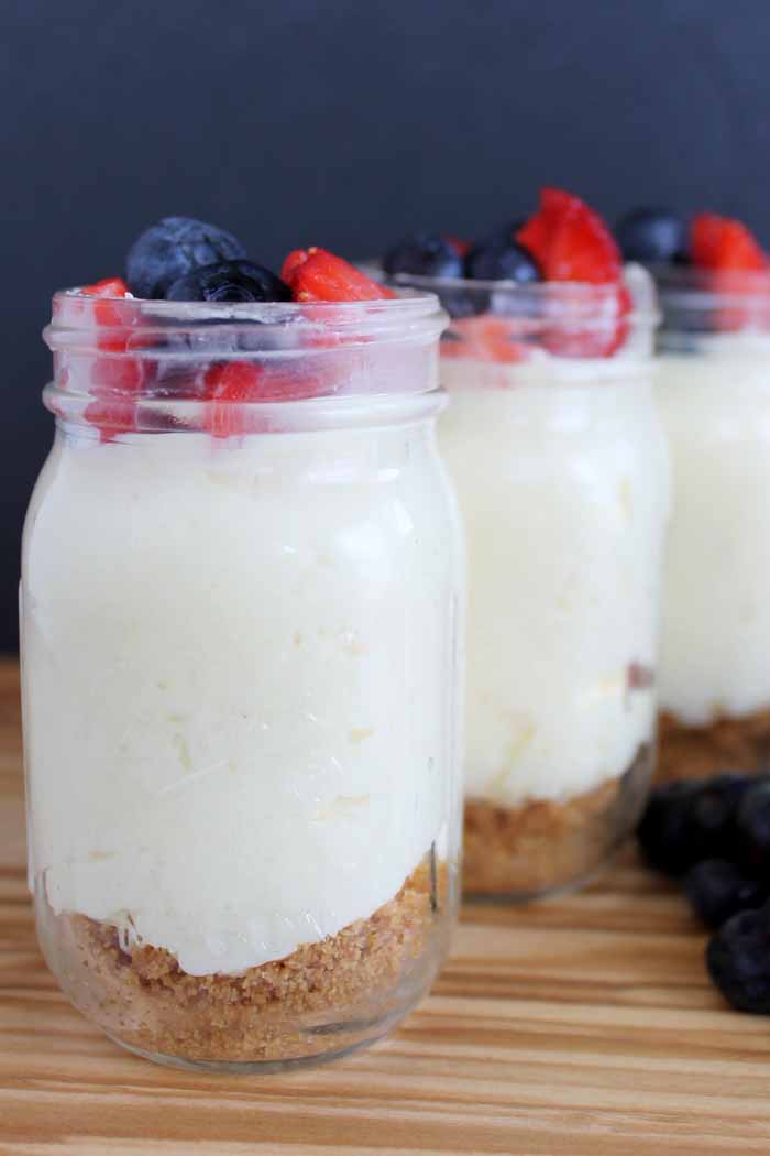 Mini mason jar cheesecakes - easy cheesecakes that are perfect for parties!