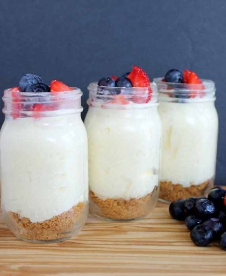 Mini mason jar cheesecakes - easy cheesecakes that are perfect for parties!