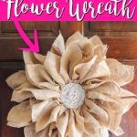 Faites une couronne de fleurs à partir de toile de jute avec ce tutoriel facile à suivre! Vous ne croirez pas de quoi est faite la base de cette couronne! # couronne # toile de jute # fleur # artisanat # artisanat rapide