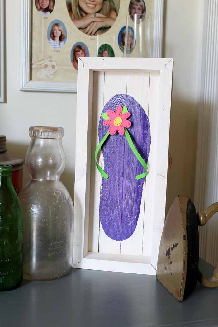 Make this reversible sign for your spring and summer decor!