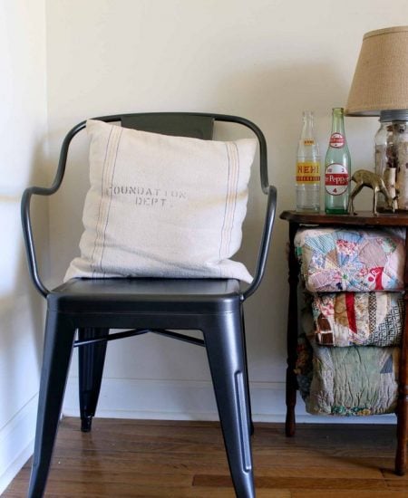 Add rustic farmhouse decor to your home indoors and out! See how the same metal farmhouse chairs are used in both places to create a rustic look!