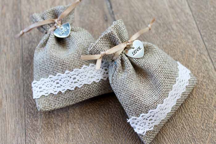 Make these burlap wedding favor bags for your big day!