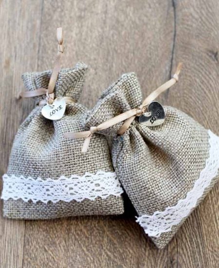 Make these burlap wedding favor bags for your big day!