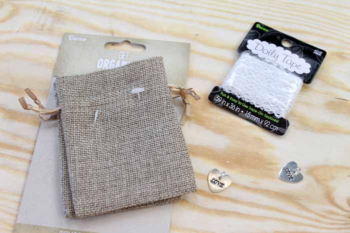 Make these burlap wedding favor bags for your big day!