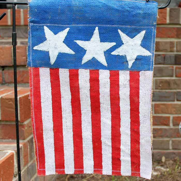 This burlap garden flag is perfect for summer and can be made in just minutes!