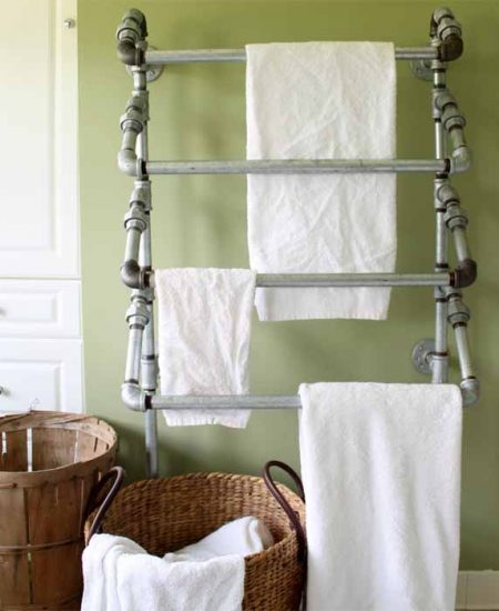 This rustic towel rack is easy to make yourself with pipes!