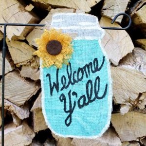 Make personalized garden flags for your yard including this fun summer mason jar flag!