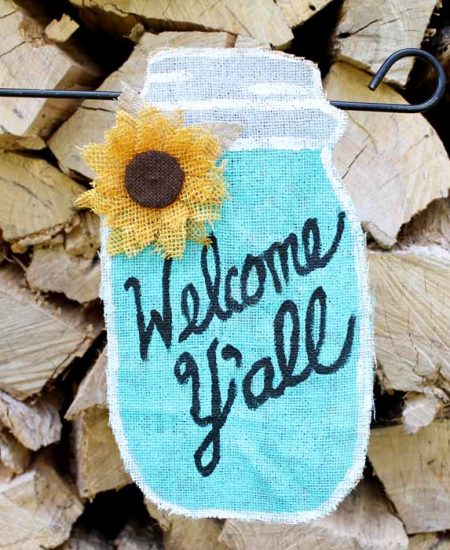 Make personalized garden flags for your yard including this fun summer mason jar flag!