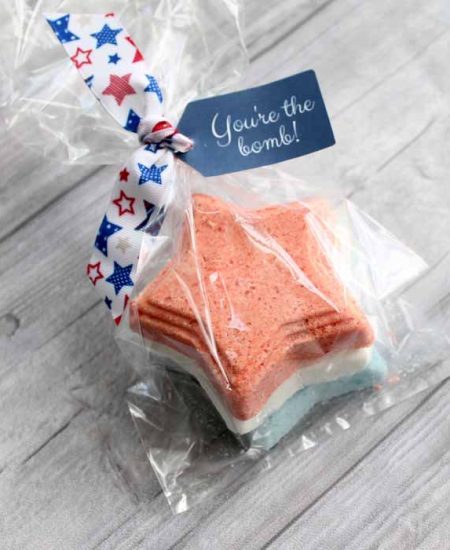 The best bath bomb recipe in a star shape! A fun gift for summer! Think Memorial Day, 4th of July, and more!