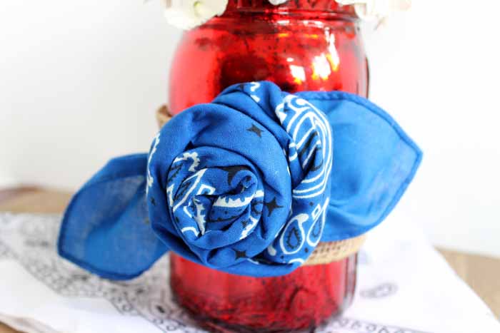 Make decorated mason jars for summer with these bandanna rosettes! A quick and easy craft idea!