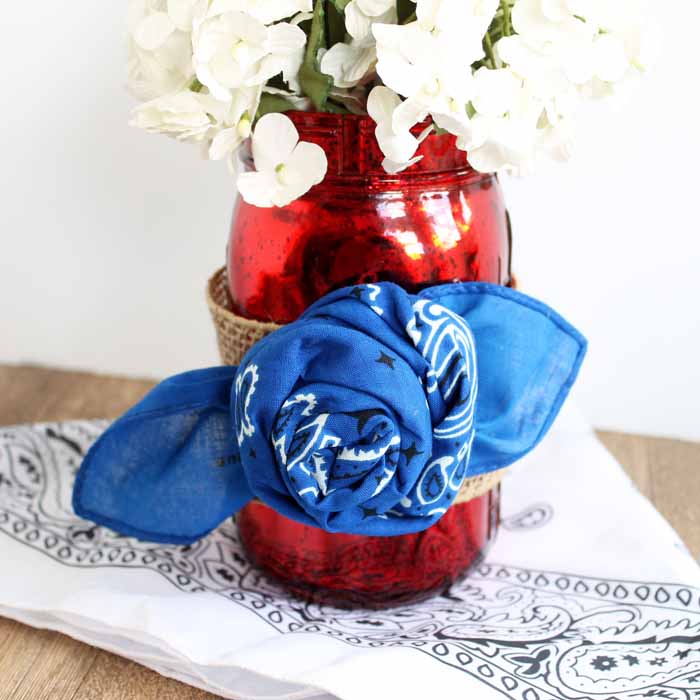 Make decorated mason jars for summer with these bandanna rosettes! A quick and easy craft idea!