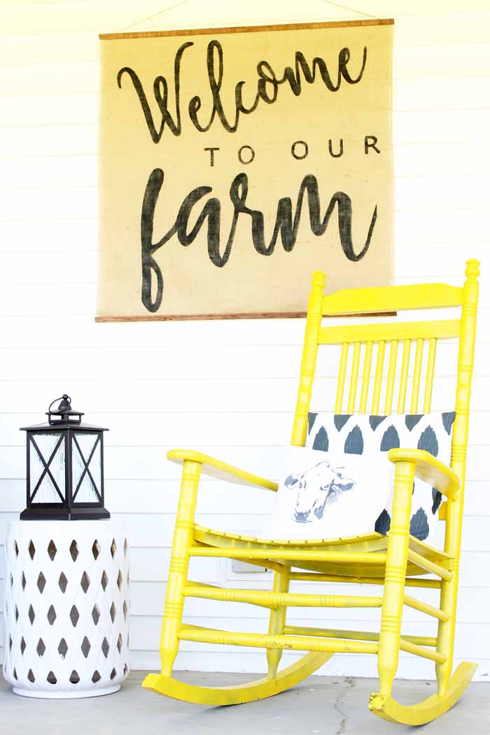 Vintage farmhouse decor on the porch! I love this colorful and rustic porch decor!