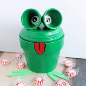 Frog Craft: Peindre des pots en argile pour ressembler à une grenouille! Fait un grand plat de bonbons!