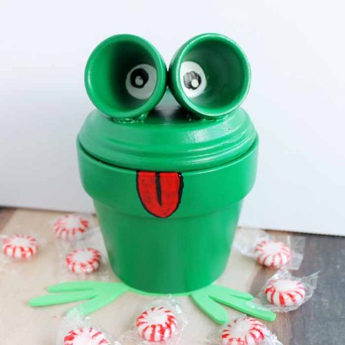 Frog Craft: Painting clay pots to look like a frog! Makes a great candy dish!