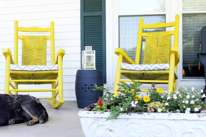 Vintage farmhouse decor on the porch! I love this colorful and rustic porch decor!