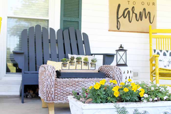 Vintage farmhouse decor on the porch! I love this colorful and rustic porch decor!