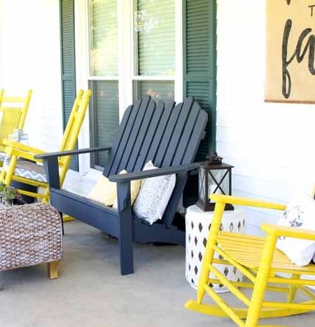 Vintage farmhouse decor on the porch! I love this colorful and rustic porch decor!