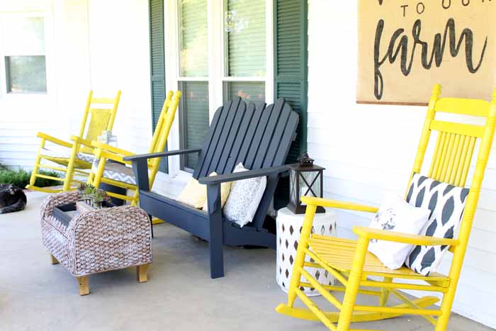 Vintage farmhouse decor on the porch! I love this colorful and rustic porch decor!