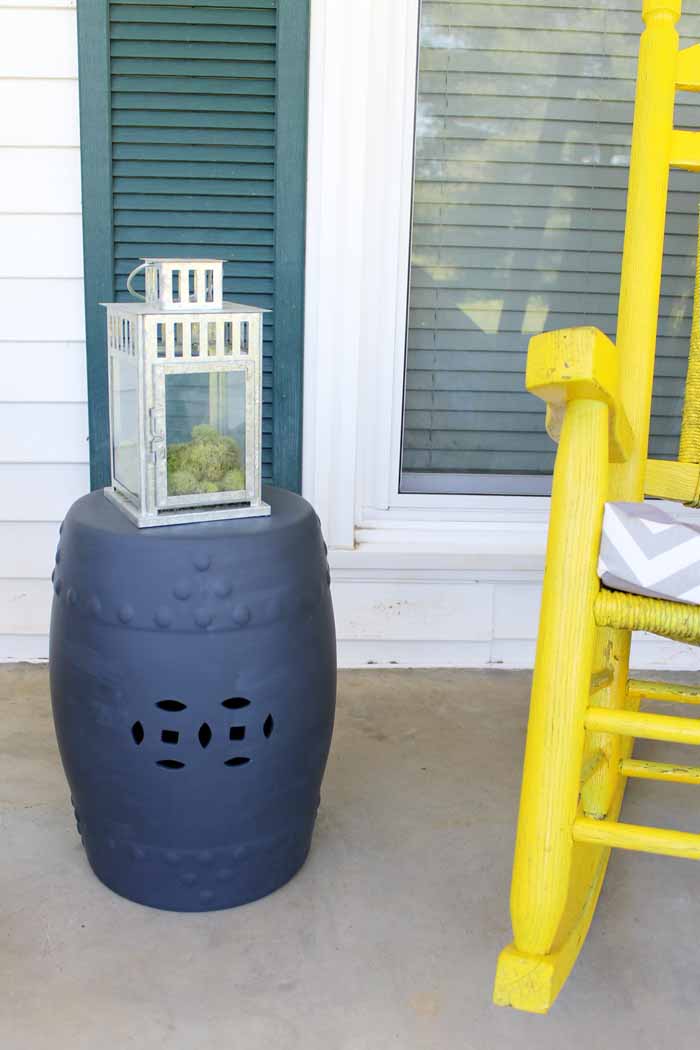 Vintage farmhouse decor on the porch! I love this colorful and rustic porch decor!