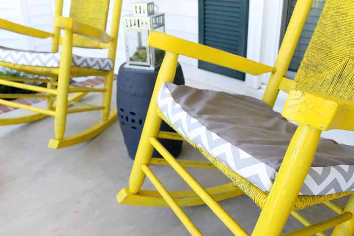 Vintage farmhouse decor on the porch! I love this colorful and rustic porch decor!