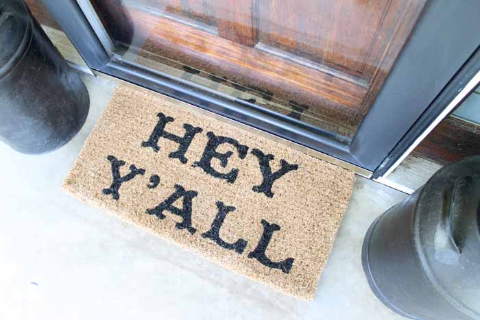 Vintage farmhouse decor on the porch! I love this colorful and rustic porch decor!